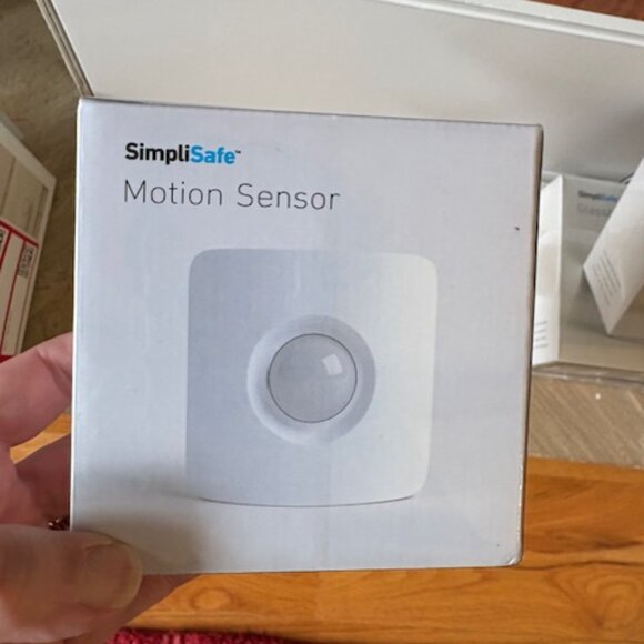 Brand New SimplSafe The Shield Complete 17 Piece Home Security System w Extras - Picture 5 of 5